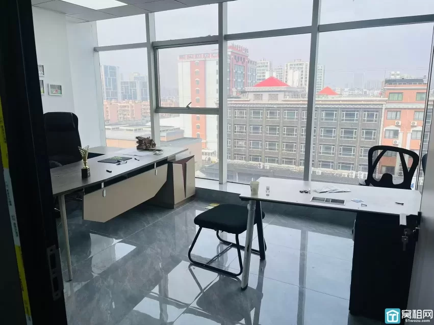 海曙区蓝天路丽园尚都130平 租金5700/月 物业费4块 带部分家具 朝北 落地窗 两个隔间