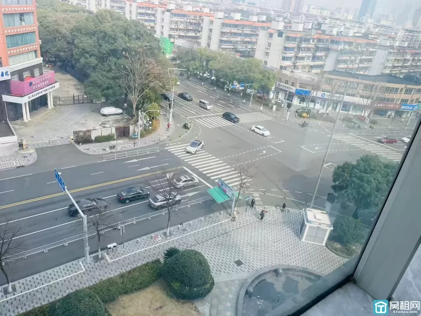 海曙区蓝天路丽园尚都130平 租金5700/月 物业费4块 带部分家具 朝北 落地窗 两个隔间