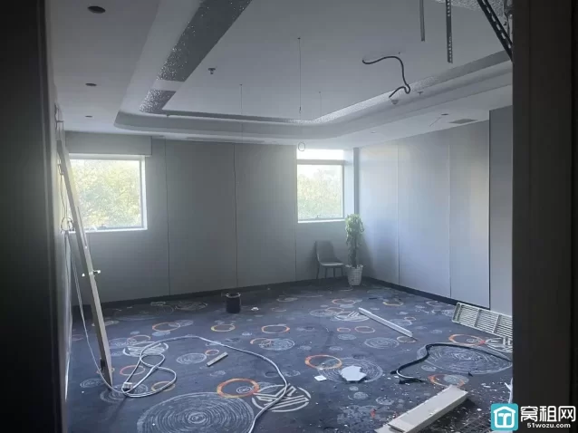 老江东 泰富广场 建面1400平 ，单价1.3元 包物业费 招台球，教育培训，足浴，各类展厅