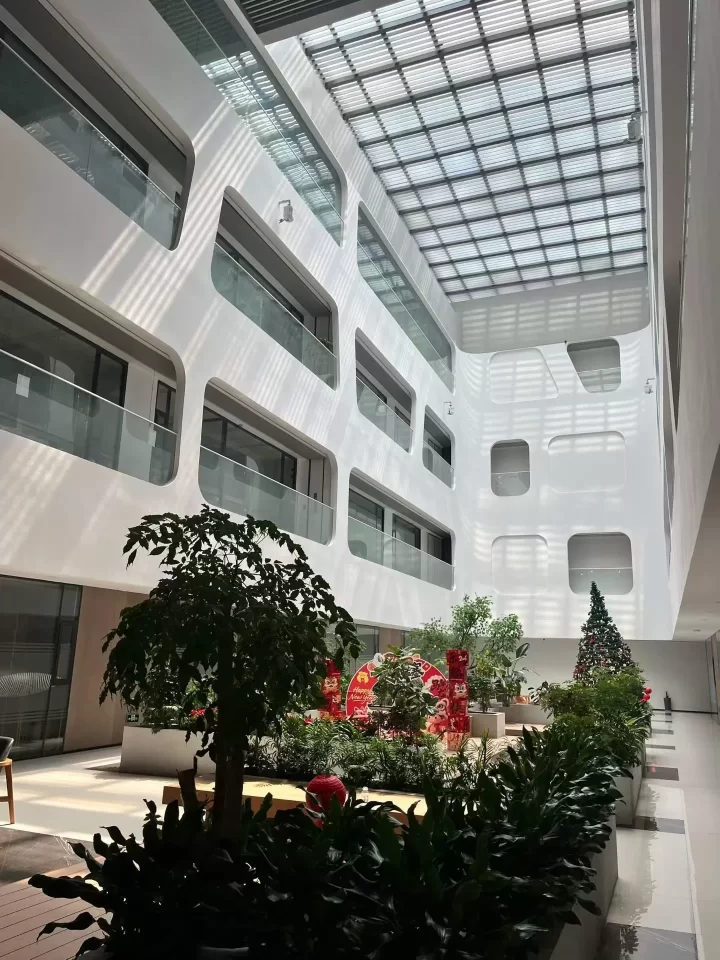 东部新城国际会展中心隔壁宁兴国贸大厦122平，格局已改好，稳定客户可配家具～