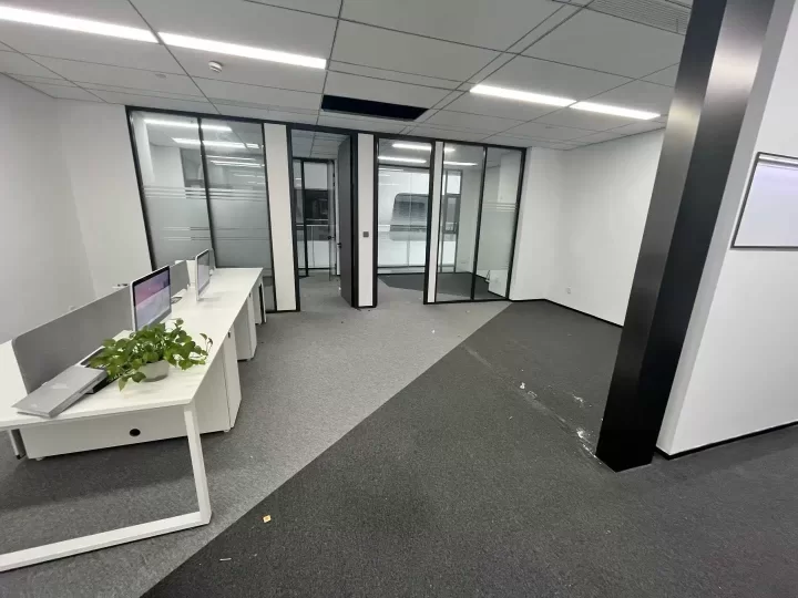 东部新城国际会展中心隔壁宁兴国贸大厦122平，格局已改好，稳定客户可配家具～