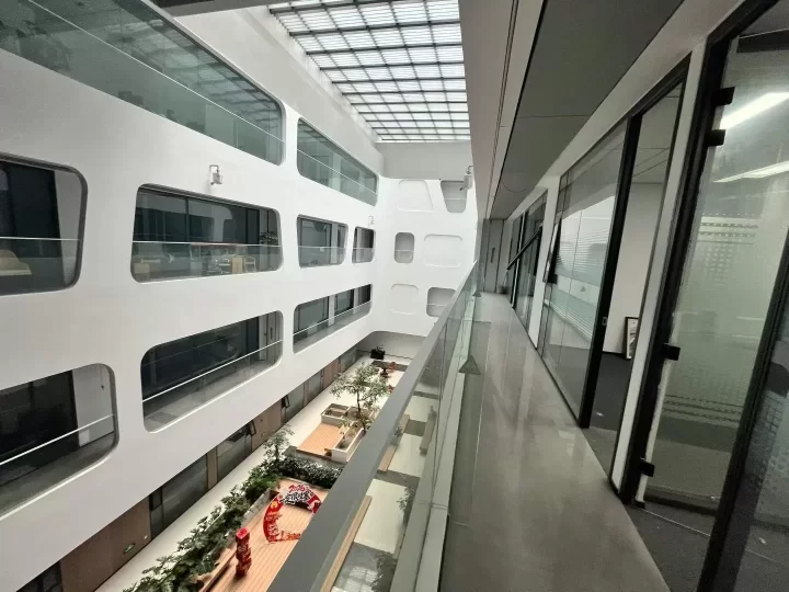 东部新城国际会展中心隔壁宁兴国贸大厦122平，格局已改好，稳定客户可配家具～