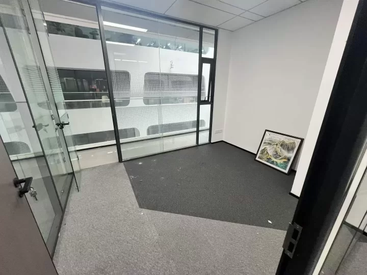 东部新城国际会展中心隔壁宁兴国贸大厦122平，格局已改好，稳定客户可配家具～