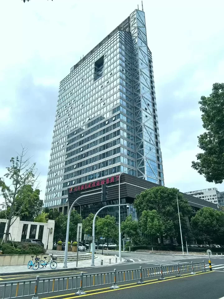 宁波城南商务大厦A座​160平方，豪装2隔间写字楼出租