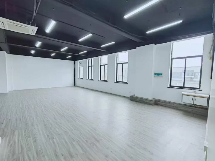 江北万达附近宁波中美科创园477平东首，两面采光，多个隔间，无暗间，带水源，高挑高