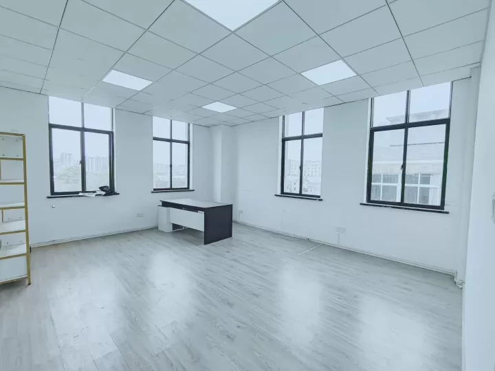 江北万达附近宁波中美科创园477平东首，两面采光，多个隔间，无暗间，带水源，高挑高