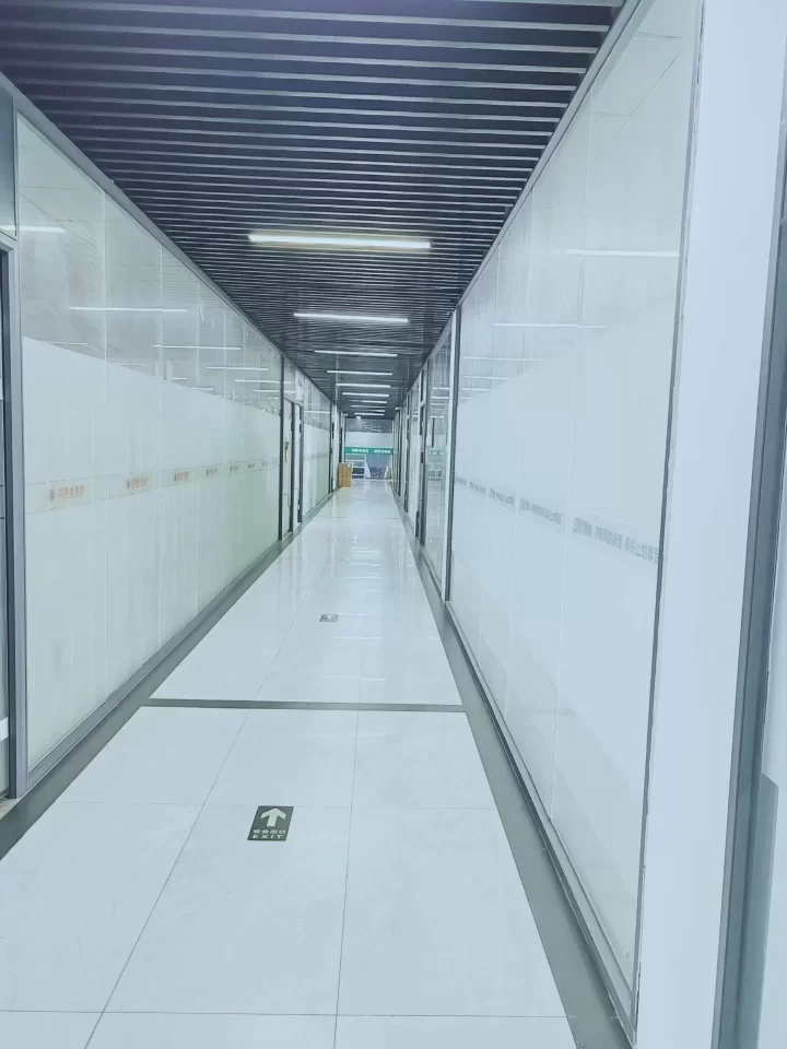 江北万达附近宁波中美科创园477平东首，两面采光，多个隔间，无暗间，带水源，高挑高