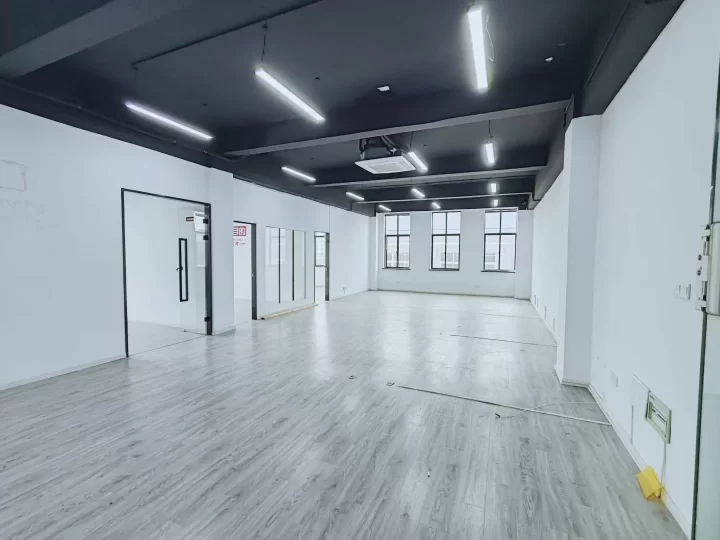 江北万达附近宁波中美科创园477平东首，两面采光，多个隔间，无暗间，带水源，高挑高