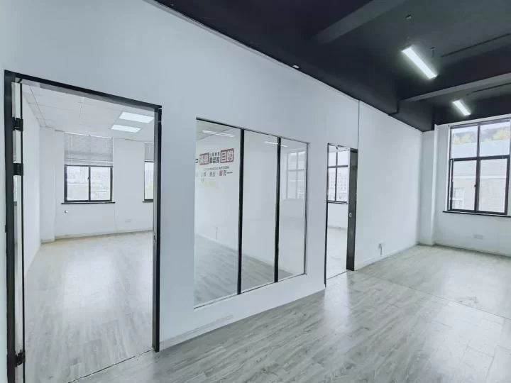 江北万达附近宁波中美科创园477平东首，两面采光，多个隔间，无暗间，带水源，高挑高