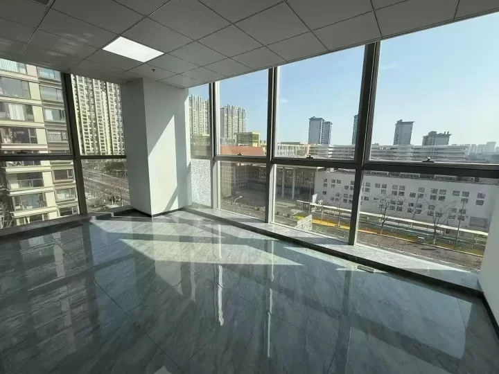 宁波星湖中心大厦出租 面积125平方 双面落地采光 可看湖景 2➕1格局 已配家具