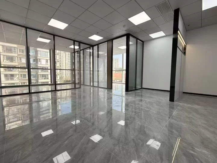 宁波星湖中心大厦出租 面积125平方 双面落地采光 可看湖景 2➕1格局 已配家具