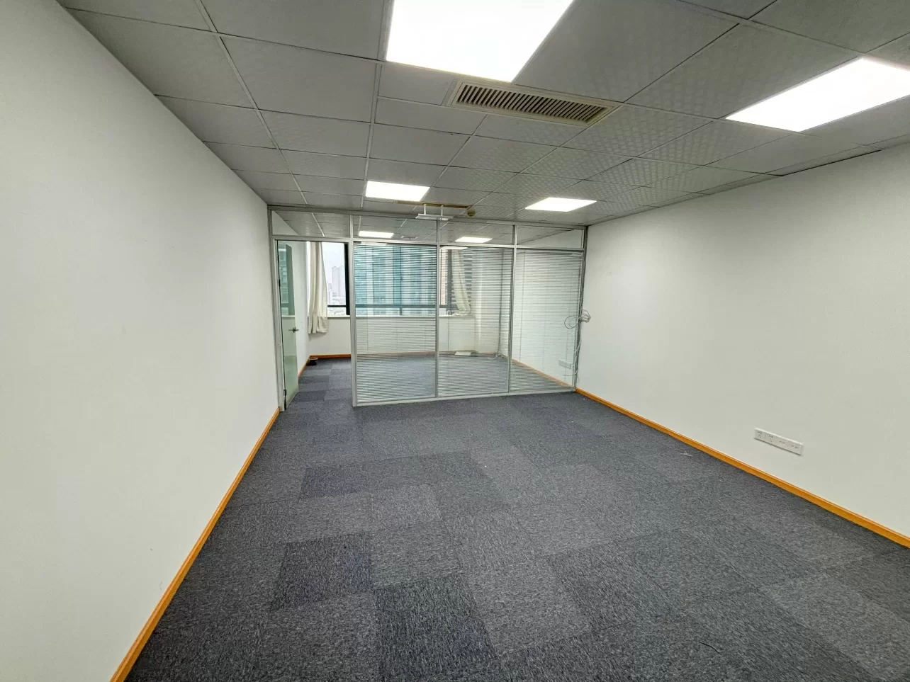 宁波健宸大厦66平 精装带隔间 朝南全落地窗 户型方正写字楼出租32