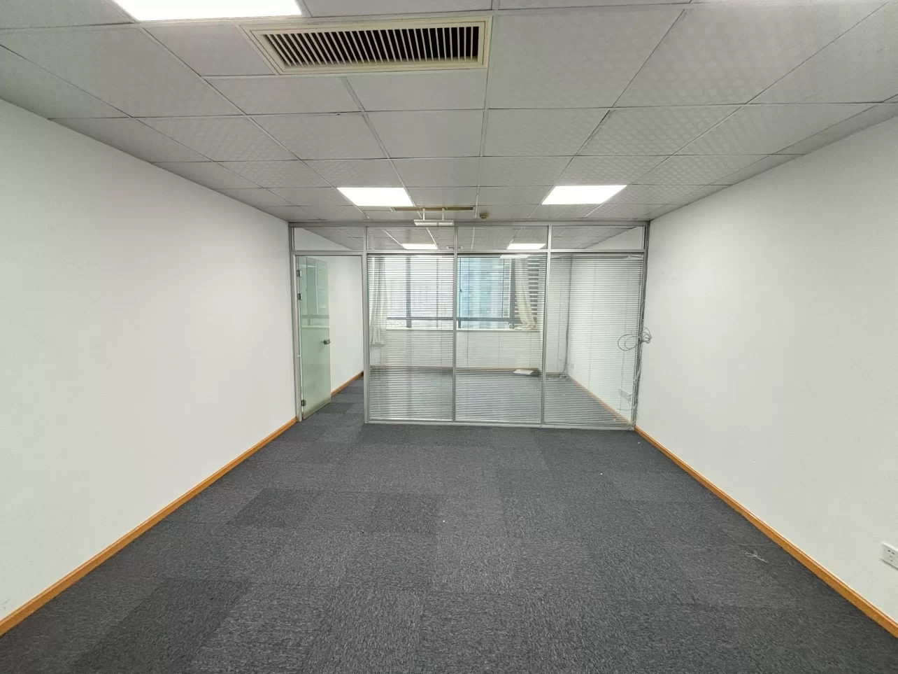 宁波健宸大厦66平 精装带隔间 朝南全落地窗 户型方正写字楼出租32