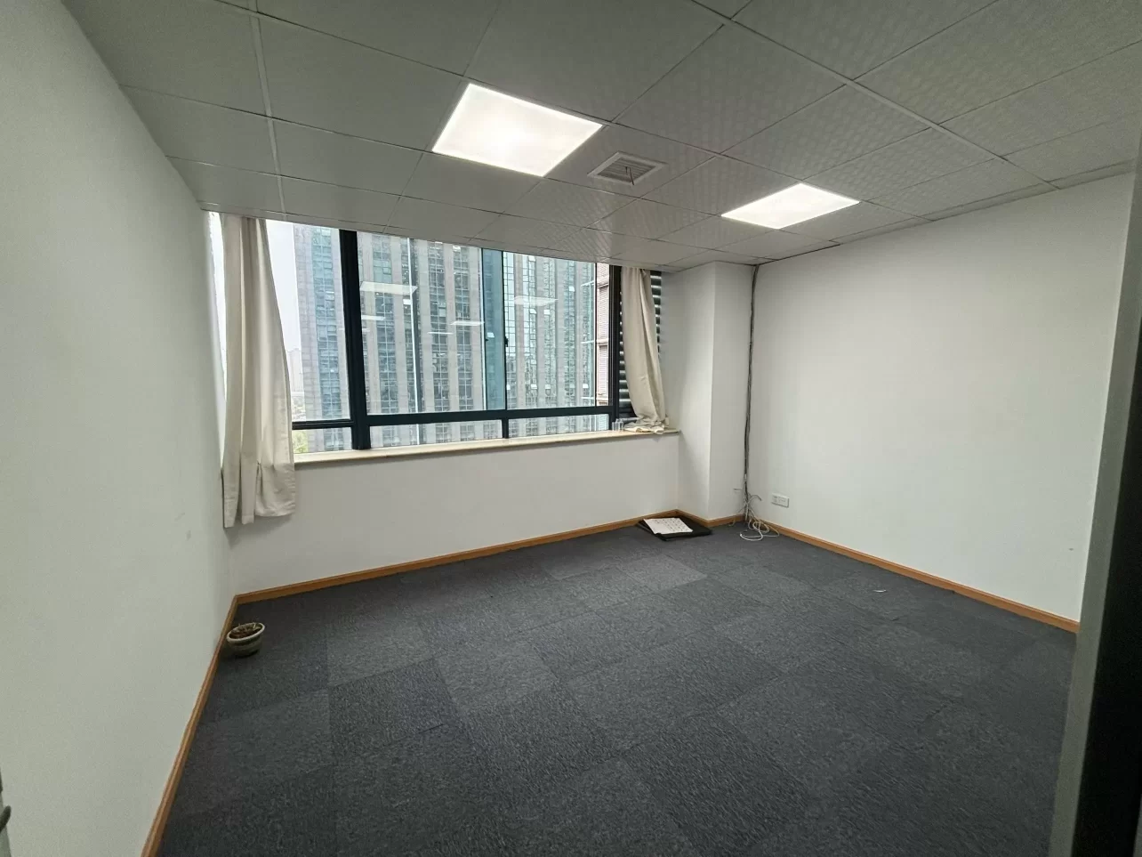 宁波健宸大厦66平 精装带隔间 朝南全落地窗 户型方正写字楼出租32