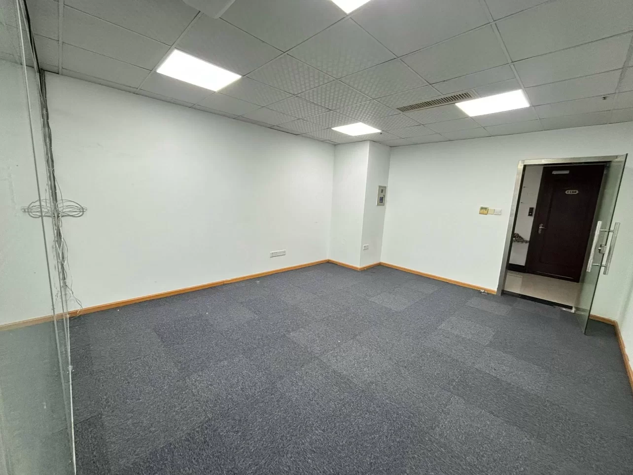 宁波健宸大厦66平 精装带隔间 朝南全落地窗 户型方正写字楼出租32