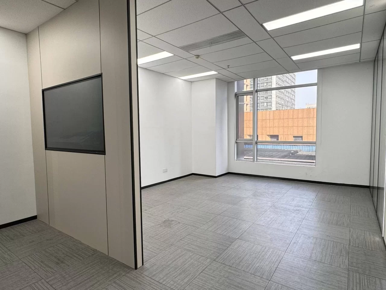 宁波环合中心1号楼面积100平米，朝向东，两个隔间写字楼