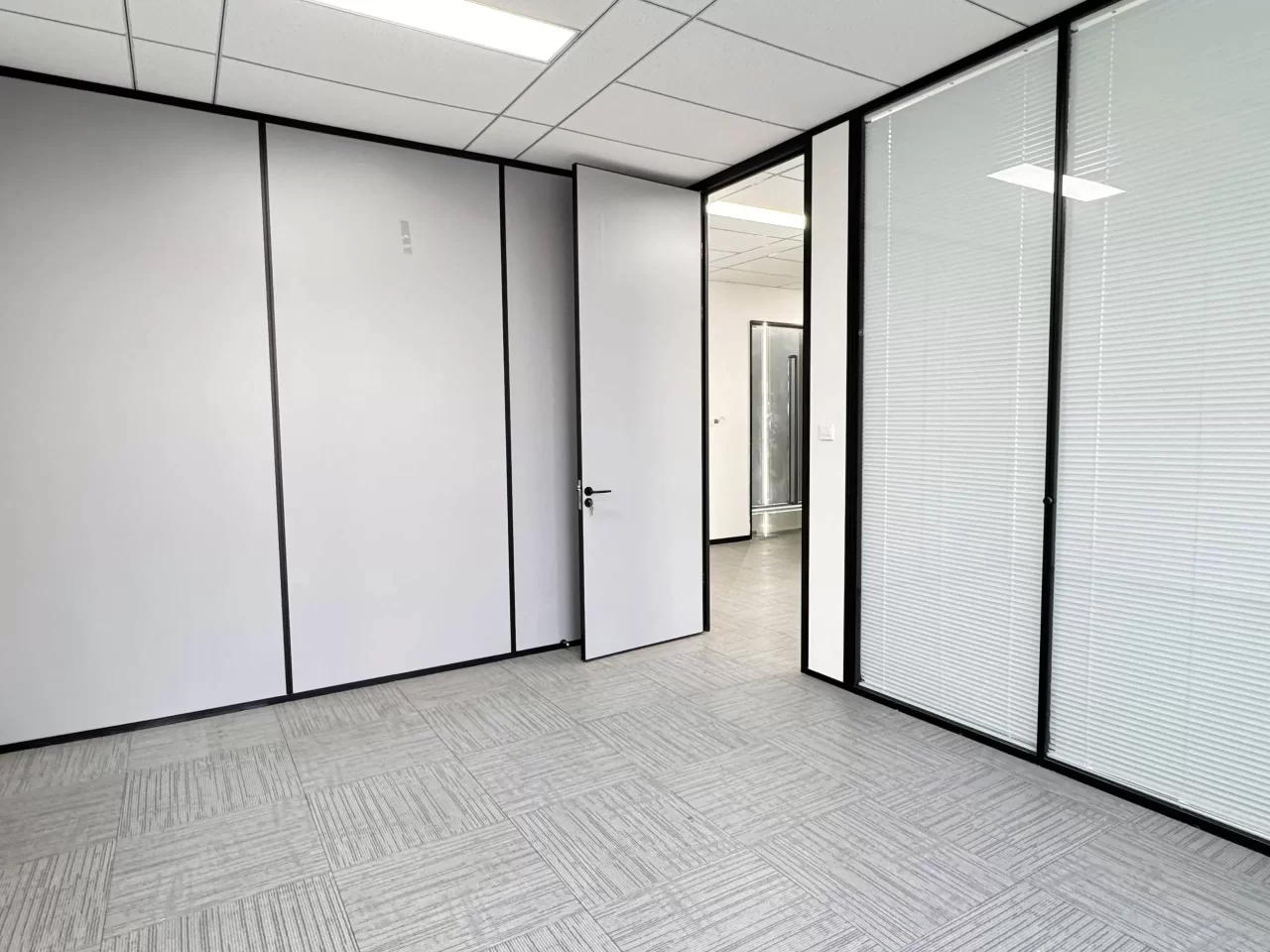 宁波环合中心1号楼面积100平米，朝向东，两个隔间写字楼