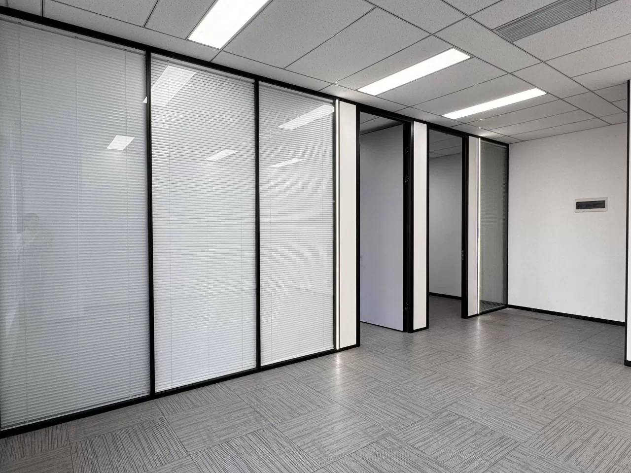 宁波环合中心1号楼面积100平米，朝向东，两个隔间写字楼