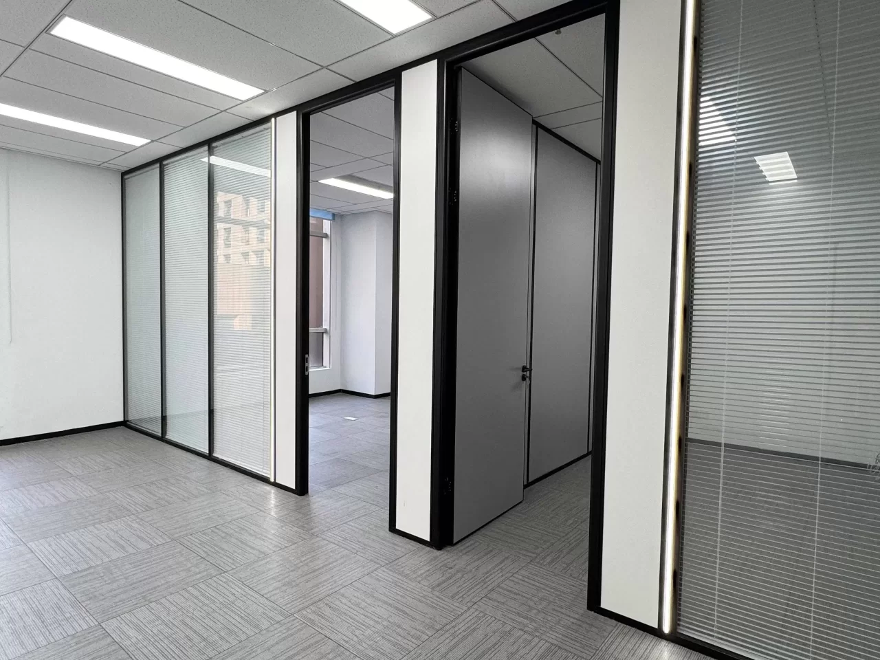 宁波环合中心1号楼面积100平米，朝向东，两个隔间写字楼