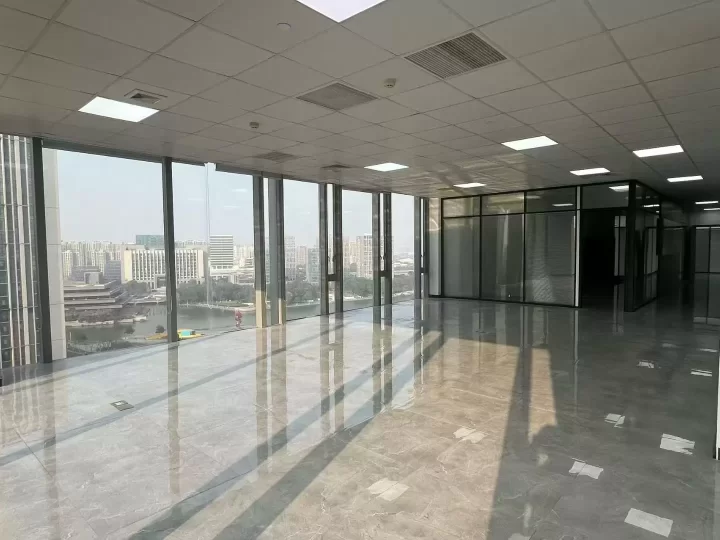 宁波浙商大厦出租318平  隔间可调整单价1.7含税