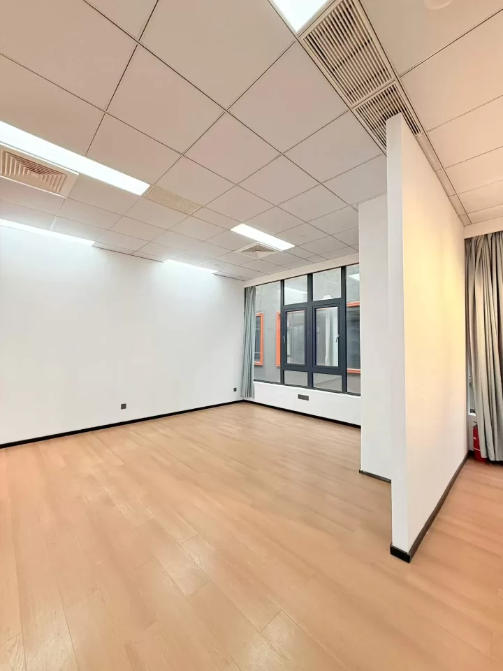 宁波明空间创业园 特价出租155平工作室！ 有玻璃天窗带杂物间