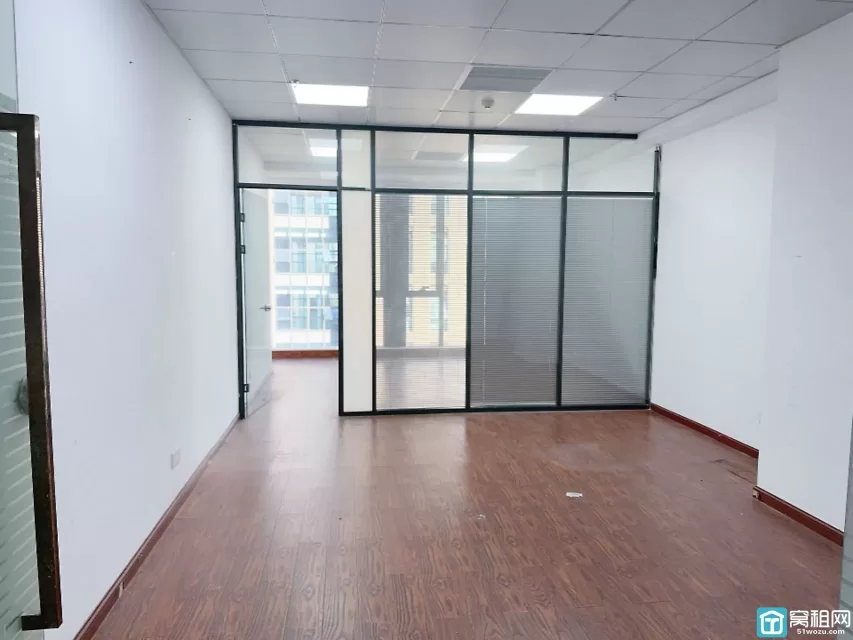 宁波南部商务区2期恒业大厦75平，3536元/月，北，一隔间