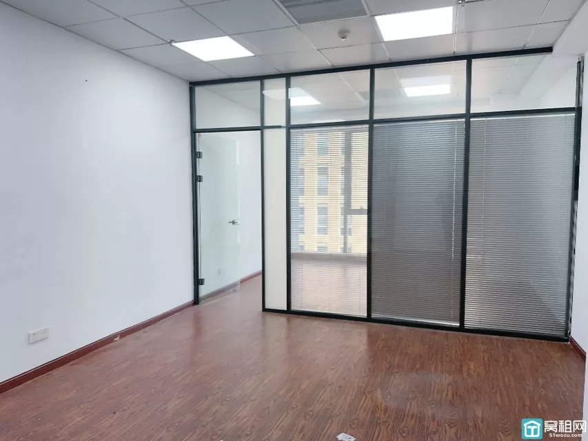 宁波南部商务区2期恒业大厦75平，3536元/月，北，一隔间