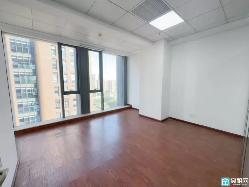 宁波南部商务区2期恒业大厦75平，3536元/月，北，一隔间