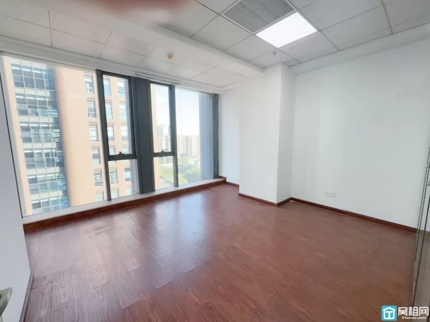 宁波南部商务区2期恒业大厦75平，3536元/月，北，一隔间