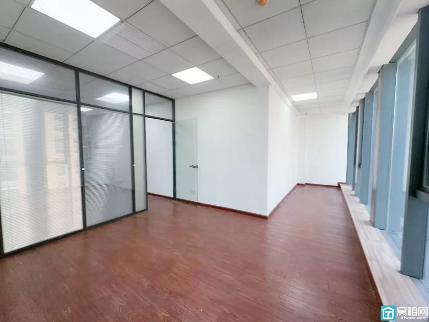 宁波南部商务区2期恒业大厦75平，3536元/月，北，一隔间