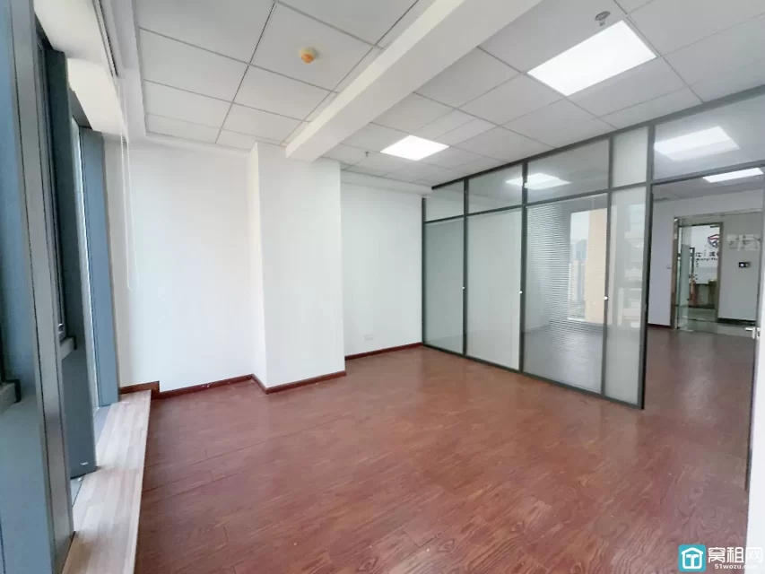 宁波南部商务区2期恒业大厦75平，3536元/月，北，一隔间