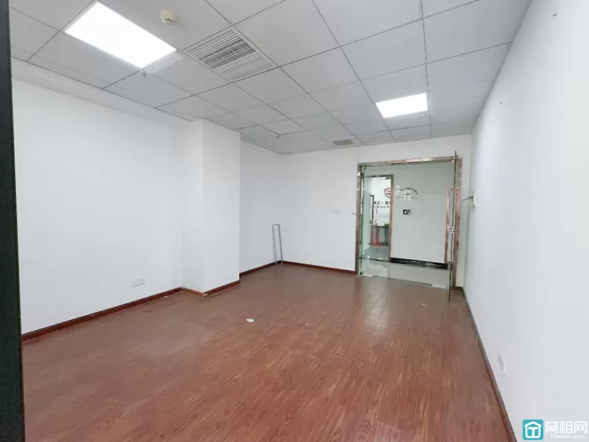 宁波南部商务区2期恒业大厦75平，3536元/月，北，一隔间