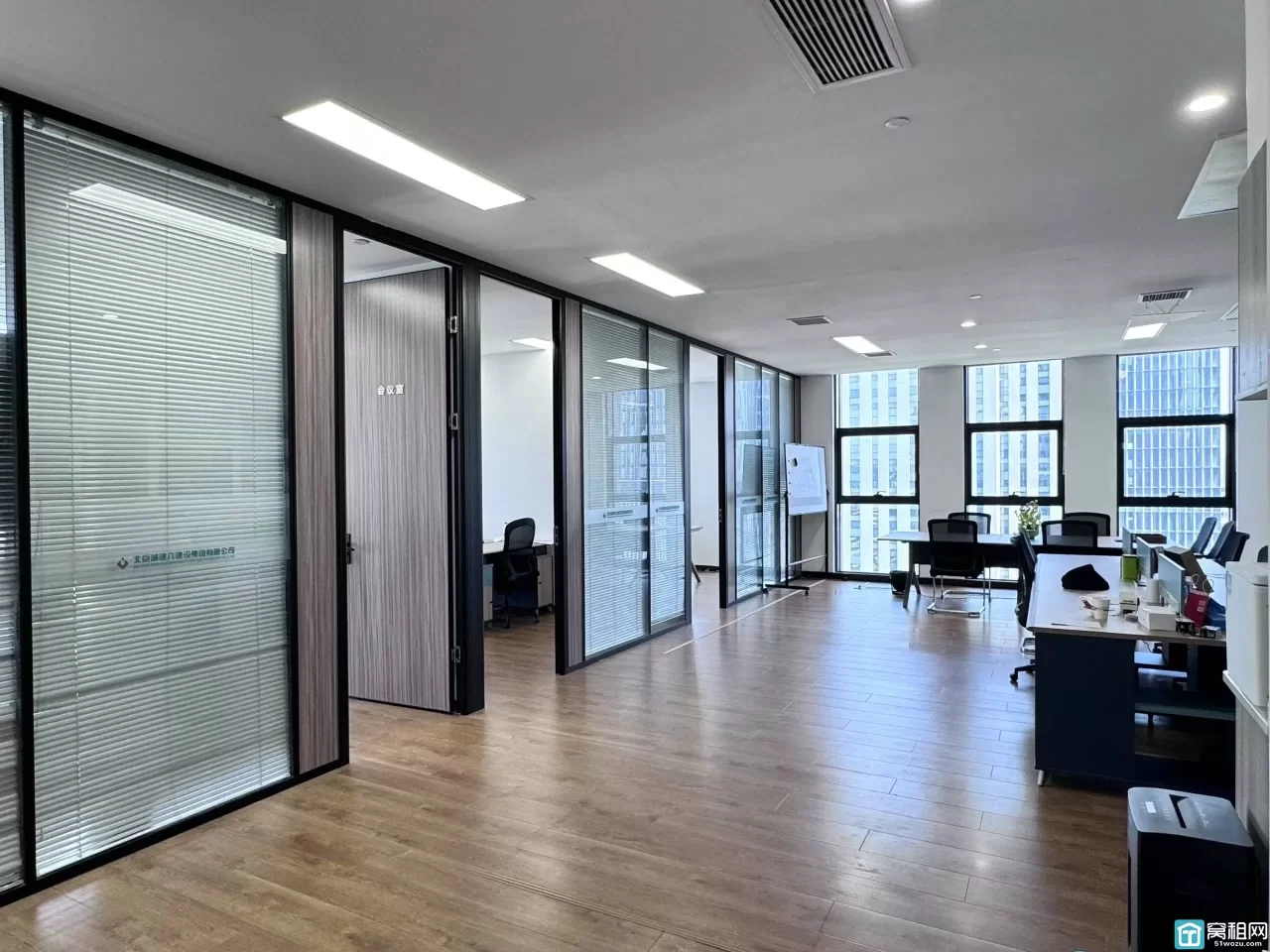 宁波东部新城城投大厦出租面积224.06平，4隔间，双面采光