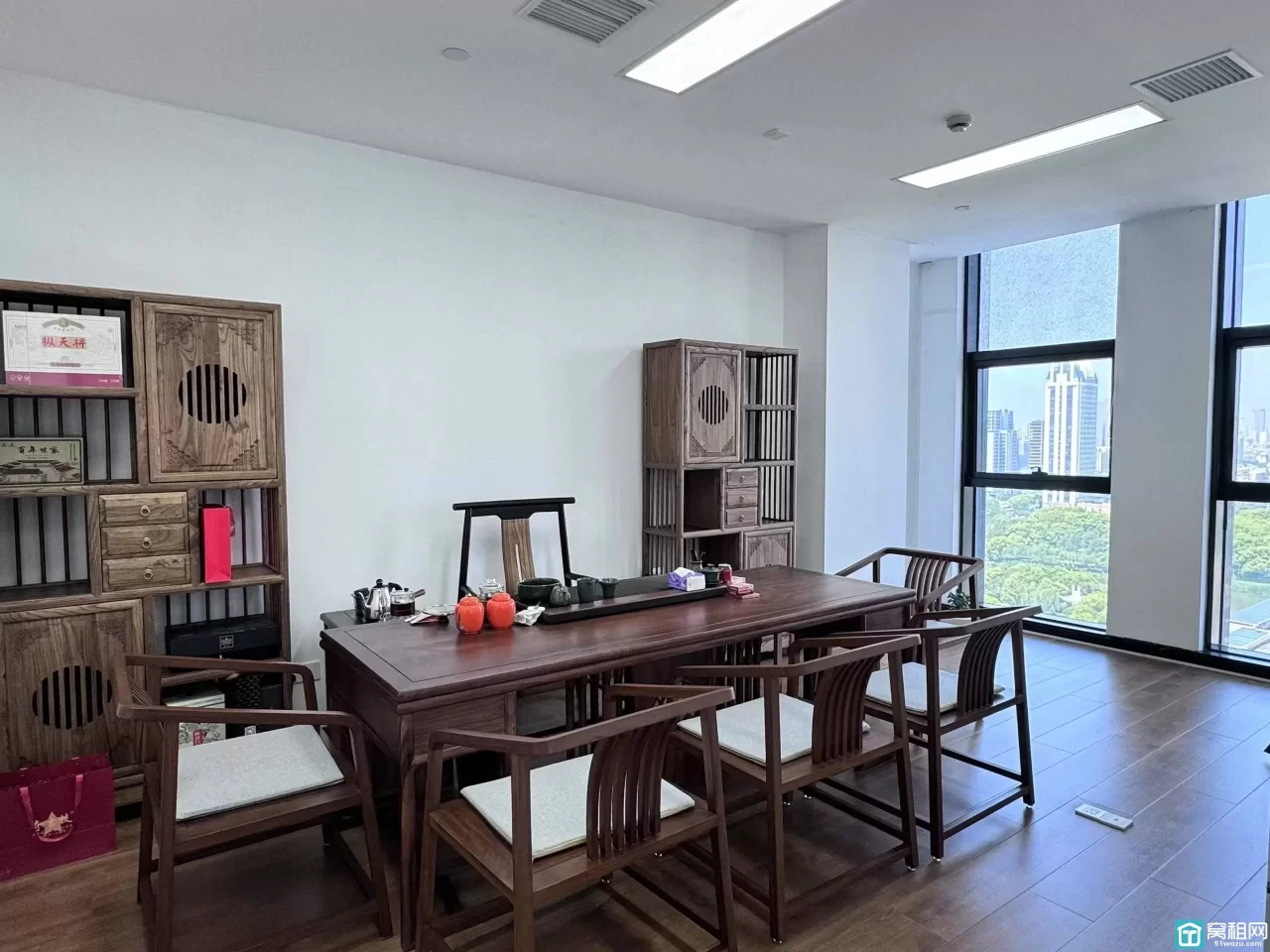 宁波东部新城城投大厦出租面积224.06平，4隔间，双面采光