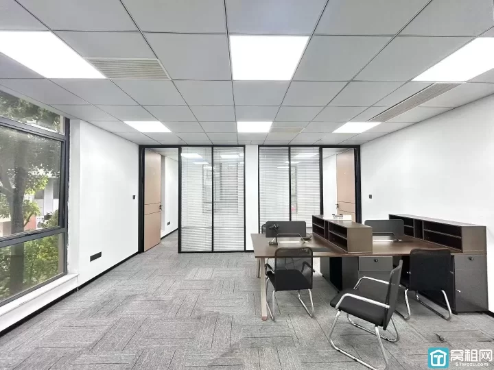 宁波富港电商城84平，精装修两隔间，独立空调，东南朝向，采光好