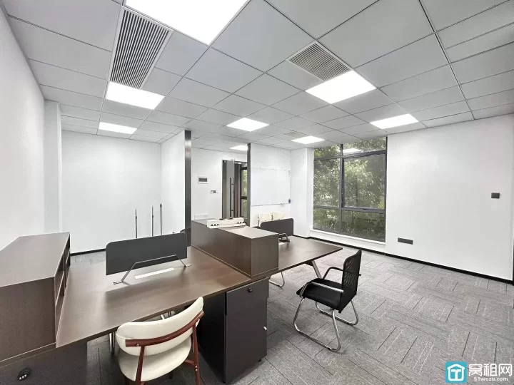 宁波富港电商城84平，精装修两隔间，独立空调，东南朝向，采光好