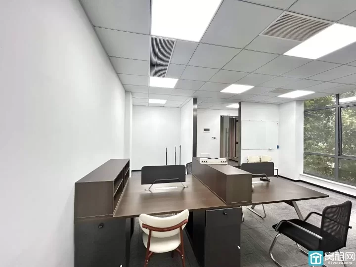 宁波富港电商城84平，精装修两隔间，独立空调，东南朝向，采光好