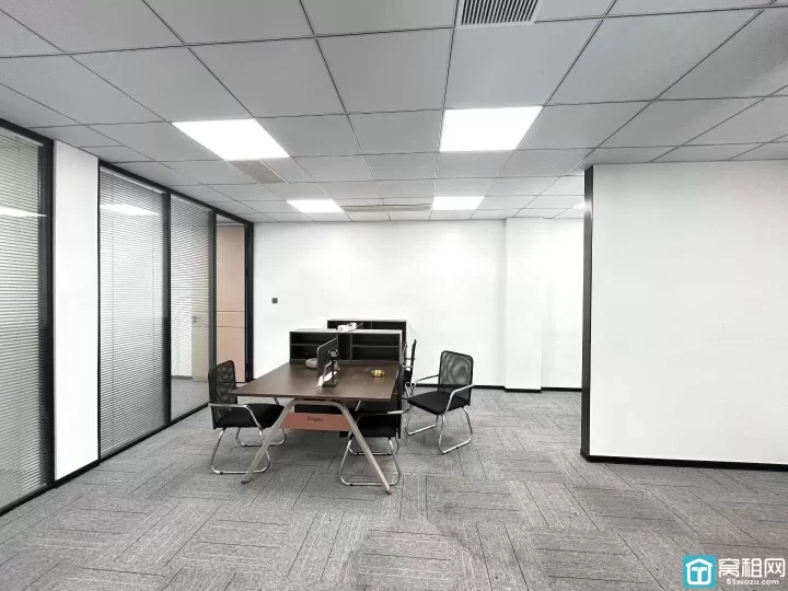 宁波富港电商城84平，精装修两隔间，独立空调，东南朝向，采光好