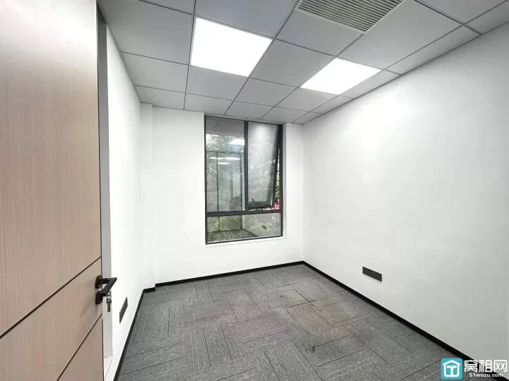 宁波富港电商城84平，精装修两隔间，独立空调，东南朝向，采光好