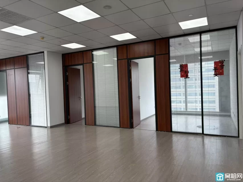 东部新城汇银国际办公室228平米，3+1格局出租