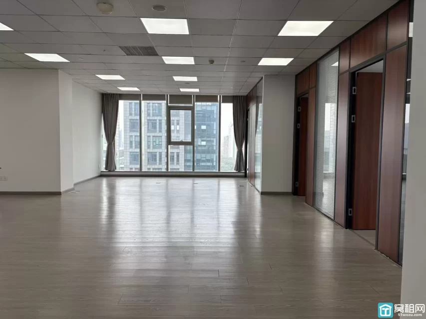 东部新城汇银国际办公室228平米，3+1格局出租