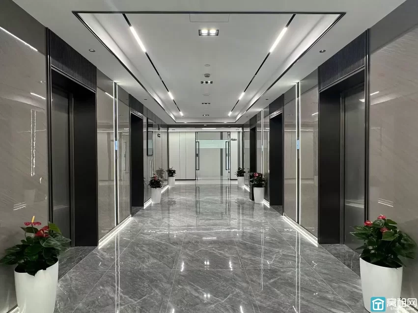 宁波高新区科贸中心东楼60平 ​一个公区一个经理室 ​可配办公家具，拎包办公！