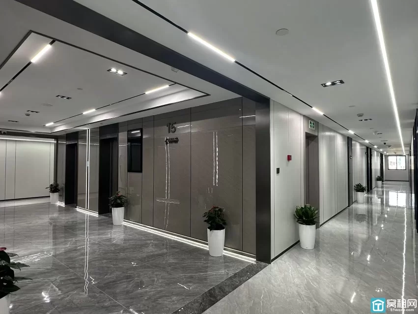 宁波高新区科贸中心东楼60平 ​一个公区一个经理室 ​可配办公家具，拎包办公！