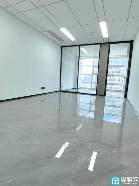 宁波高新区科贸中心东楼60平 ​一个公区一个经理室 ​可配办公家具，拎包办公！