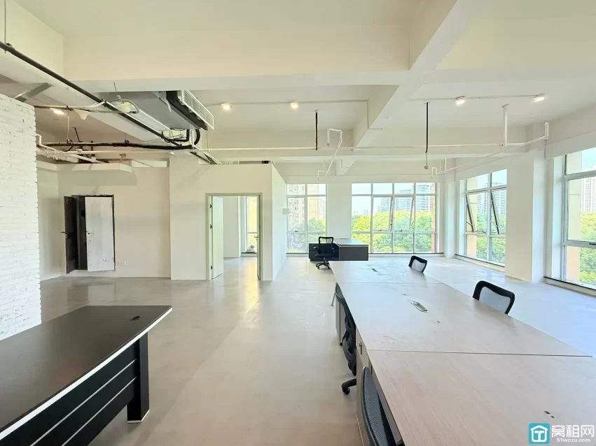 宁波高新区华众控股大厦 180平写字楼出租，东南朝向，单价1.2