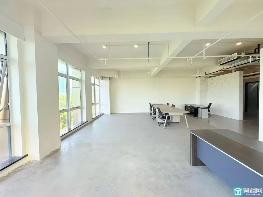 宁波高新区华众控股大厦 180平写字楼出租，东南朝向，单价1.2