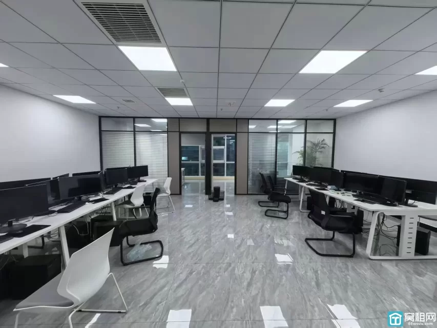 南商地铁口侨商大厦145平朝南落地窗｜户型方正 2隔断格局，采光好