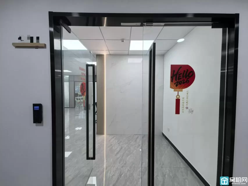 南商地铁口侨商大厦145平朝南落地窗｜户型方正 2隔断格局，采光好