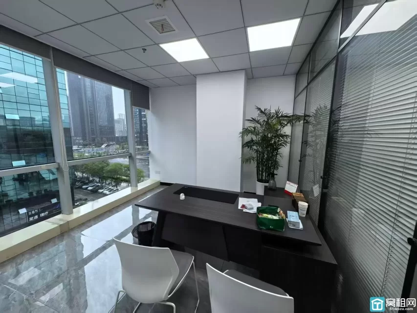 南商地铁口侨商大厦145平朝南落地窗｜户型方正 2隔断格局，采光好