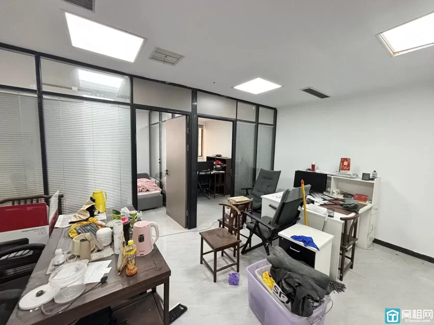 宁波海曙区天一广场平安大厦出租70平米办公室3000元一个月
